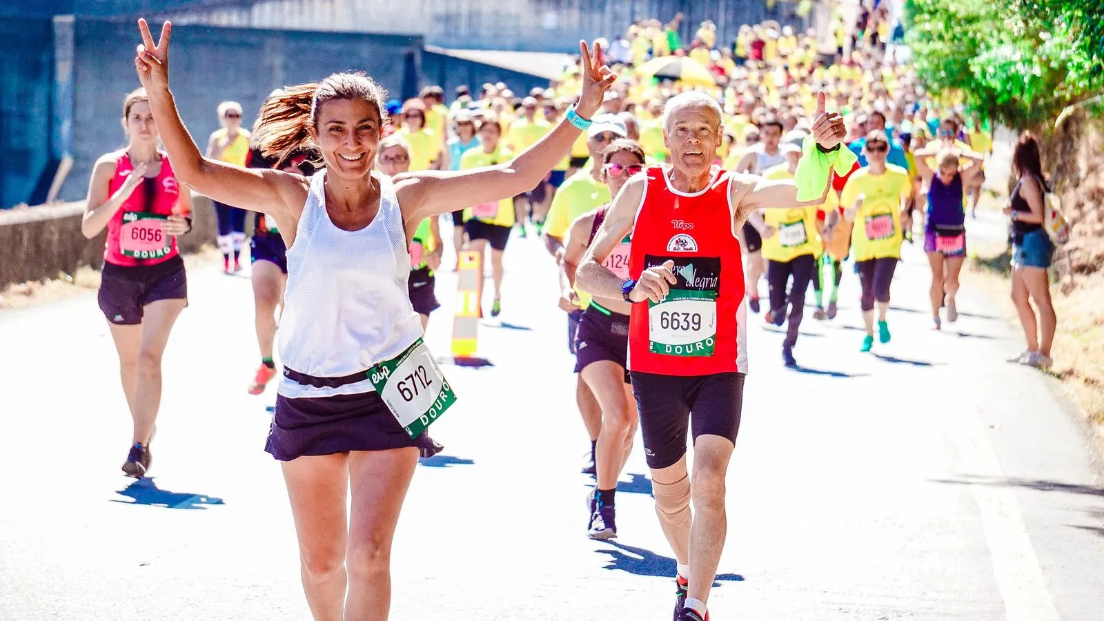 Corredores sonrientes en una carrera popular