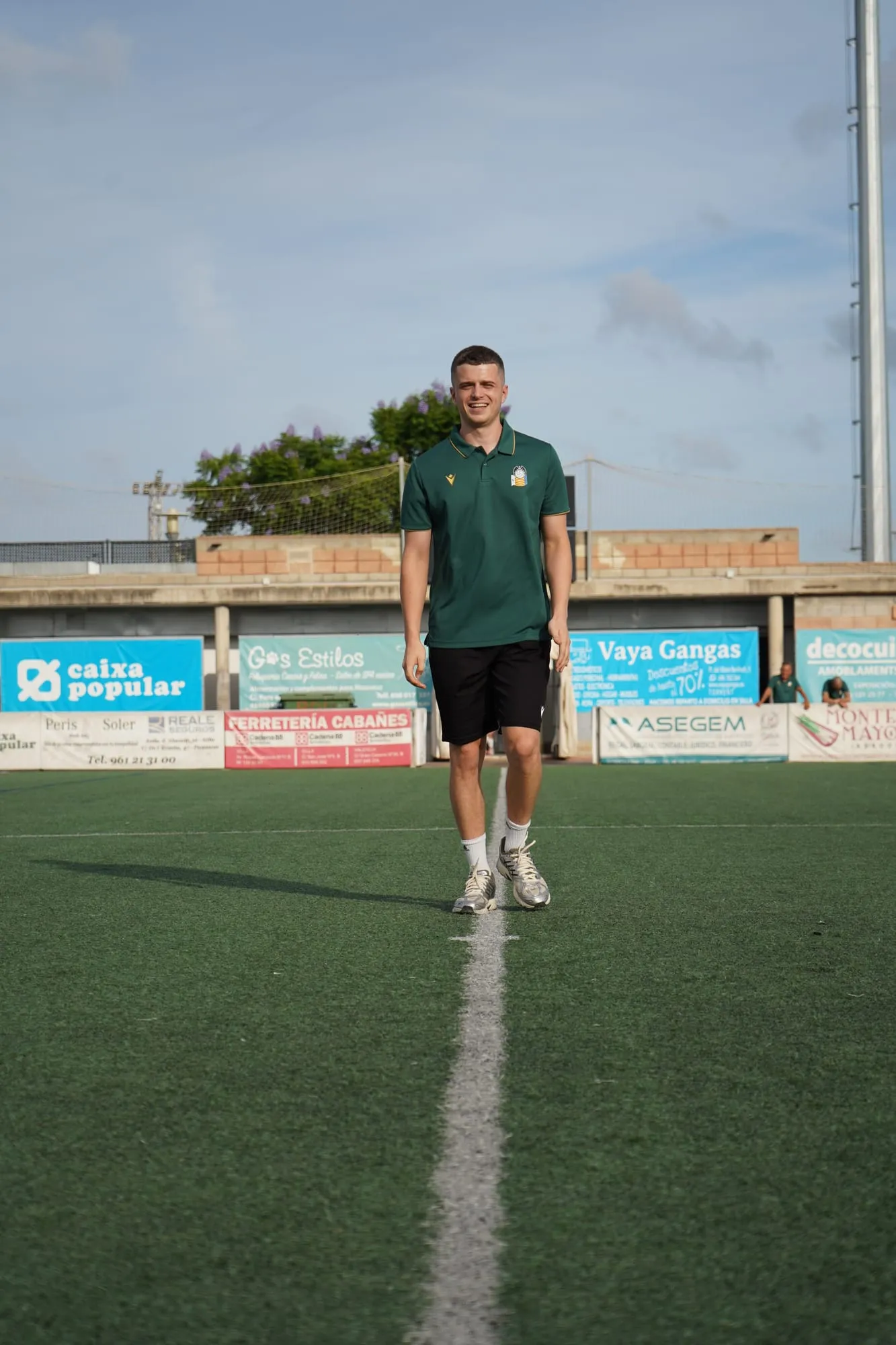 Aser Campo con la equipación del Silla CF en el campo del club